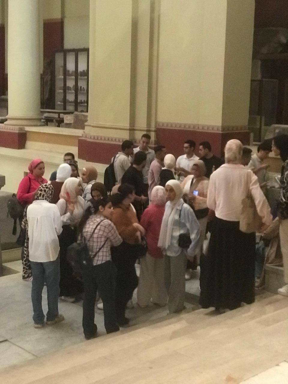 السائحين العرب والأجانب في المتحف المصري بالتحرير 