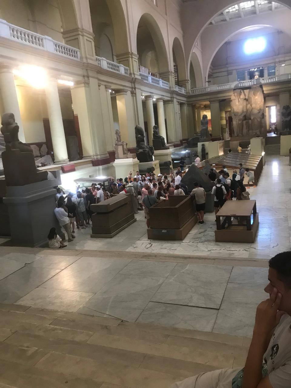 السائحين العرب والأجانب في المتحف المصري بالتحرير 