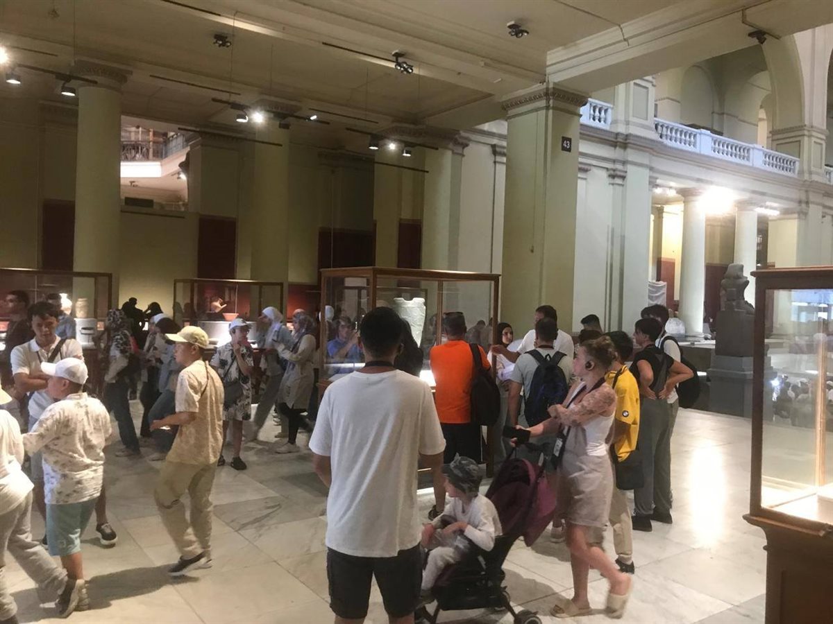 السائحين العرب والأجانب في المتحف المصري بالتحرير 