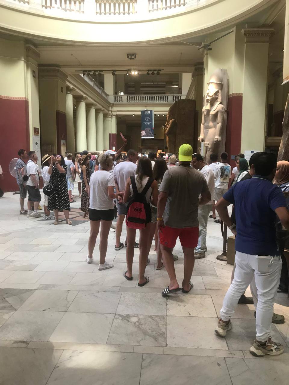 السائحين العرب والأجانب في المتحف المصري بالتحرير 