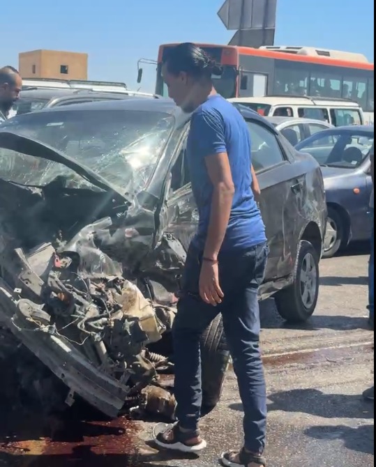 تصادم أتوبيس بسيارة ملاكي أعلي طريق المحور قبل الشيخ زايد