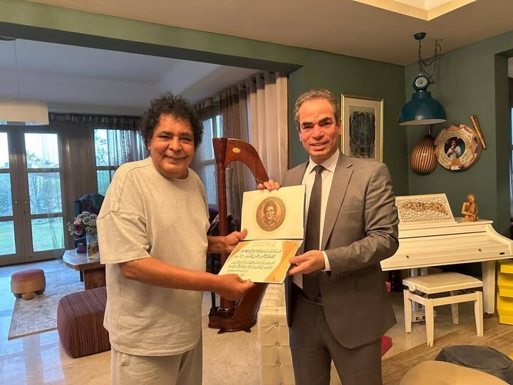 المسلماني يهدي محمد منير وسام ماسبيرو للإبداع