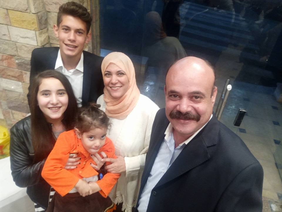 صورة تجمع الملازم أول نور امتياز مع أسرته واللواء الراحل 