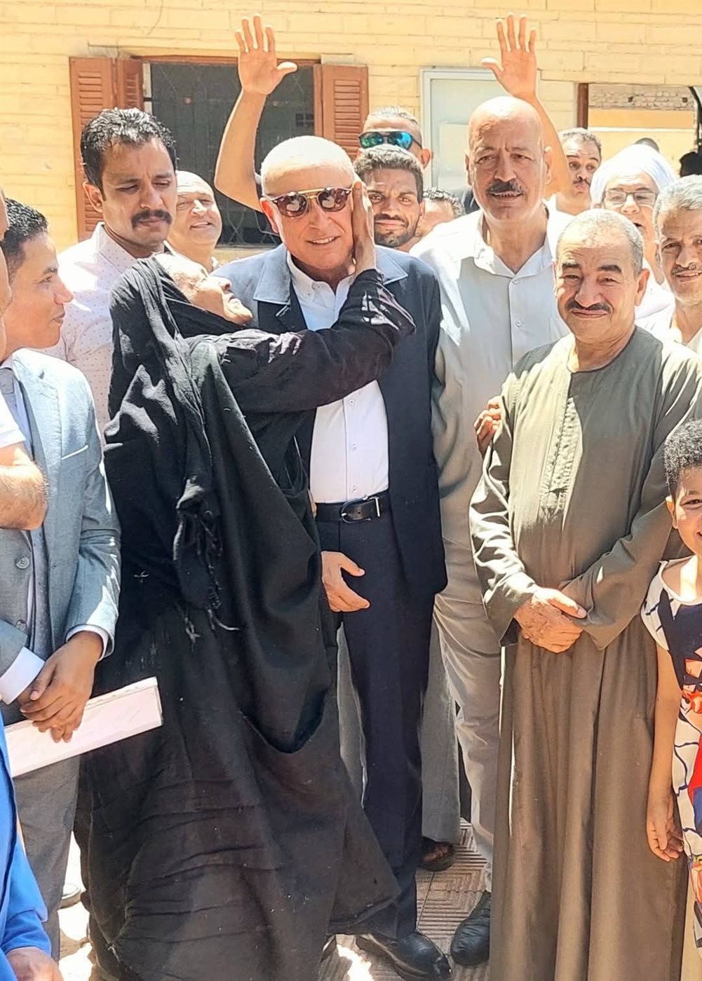 محافظ الأقصر يتوقف لسيدة مسنة بالكرنك ويلبي طلباتها 