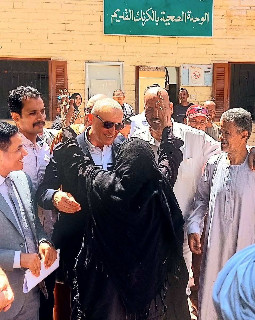 محافظ الأقصر يتوقف لسيدة مسنة بالكرنك ويلبي طلباتها 