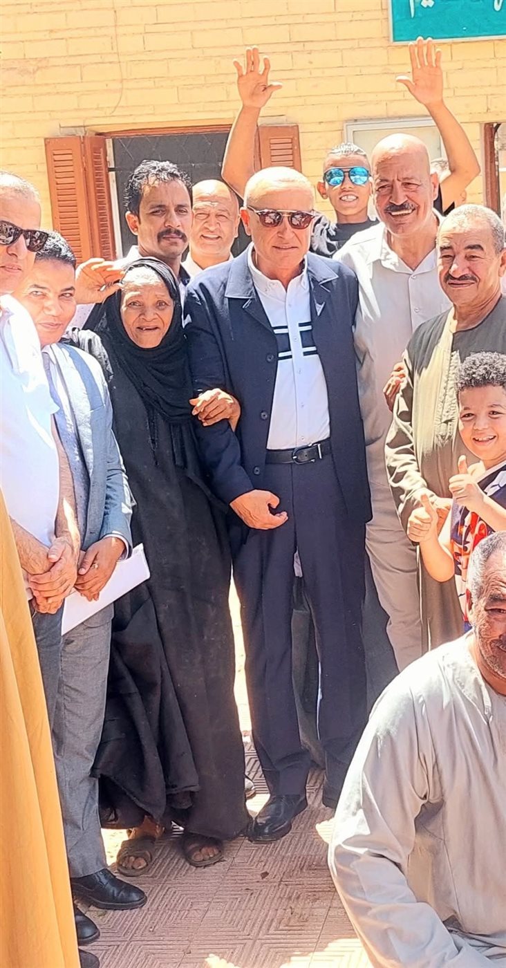 محافظ الأقصر يتوقف لسيدة مسنة بالكرنك ويلبي طلباتها 