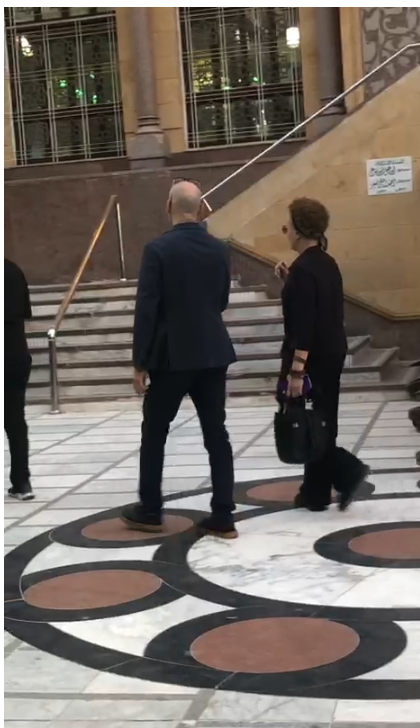 هبة عبد الغني تصل إلى مسجد الحامدية الشاذلية لاستقبال عزاء والدتها