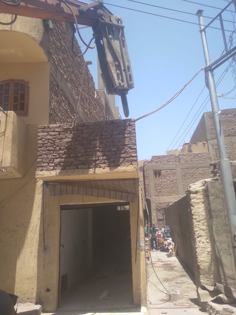 إزالة محل مخالف مبنى بشارع في الاقصر