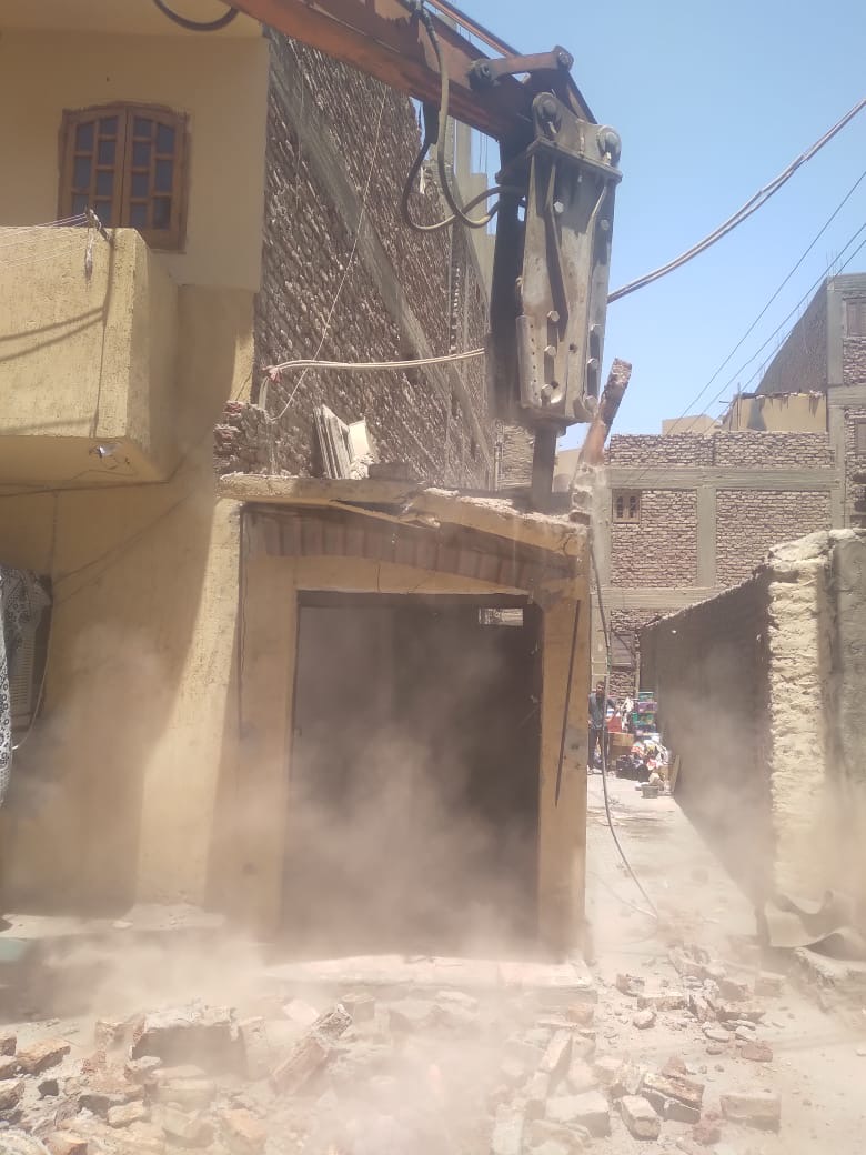 إزالة محل مخالف مبنى بشارع في الاقصر