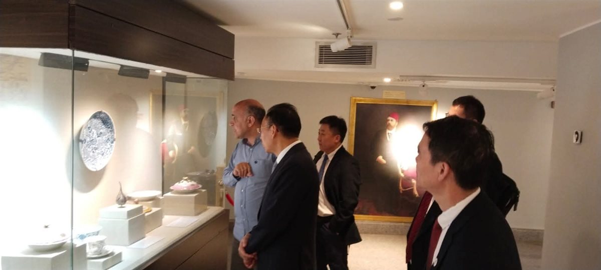 وفد صيني رفيع المستوى يزور متحف الزعفران