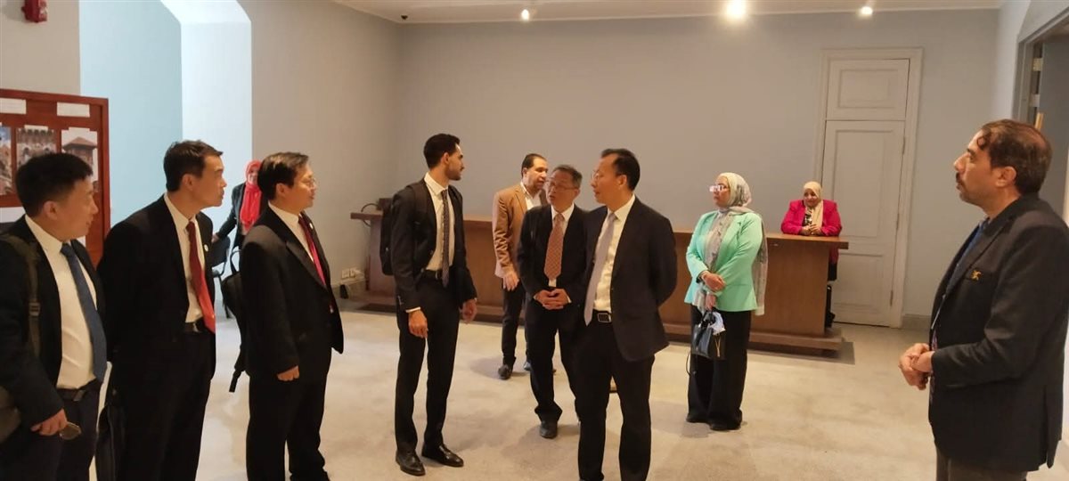 وفد صيني رفيع المستوى يزور متحف الزعفران
