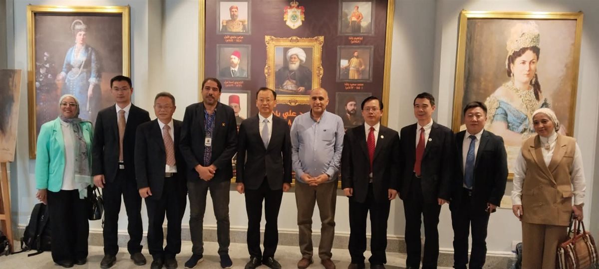 وفد صيني رفيع المستوى يزور متحف الزعفران