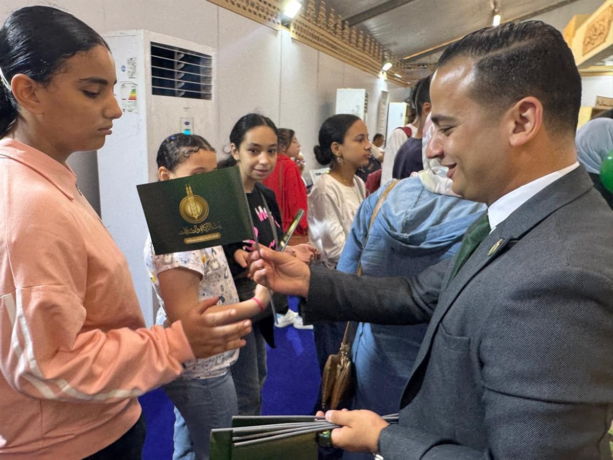 ركن بيت الزكاة والصدقات بجناح الأزهر يجذب أنظار رواد معرض الإسكندرية الدولي للكتاب