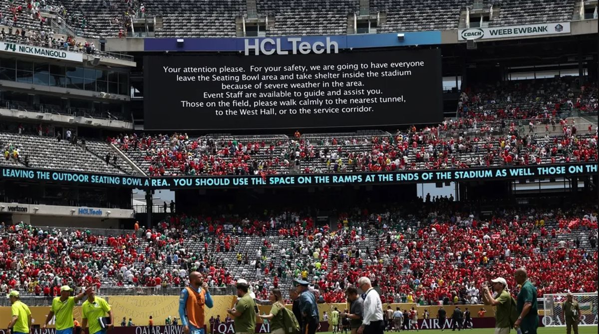 إيقاف مباراة الأهلي وبالميراس