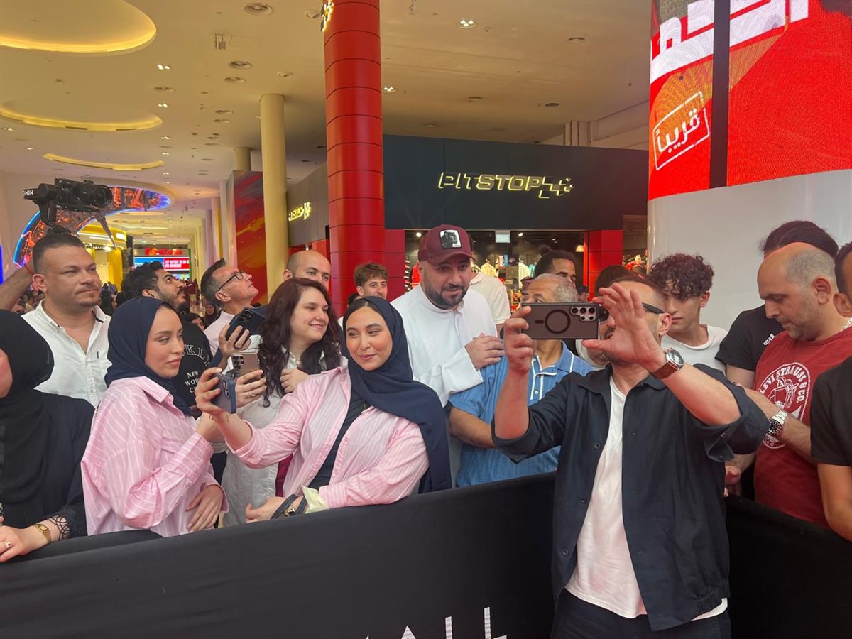 احتفالا بالعرض الخاص لـ فيلم أحمد وأحمد.. الجمهور الإماراتي يلتف حول أحمد السقا في دبي