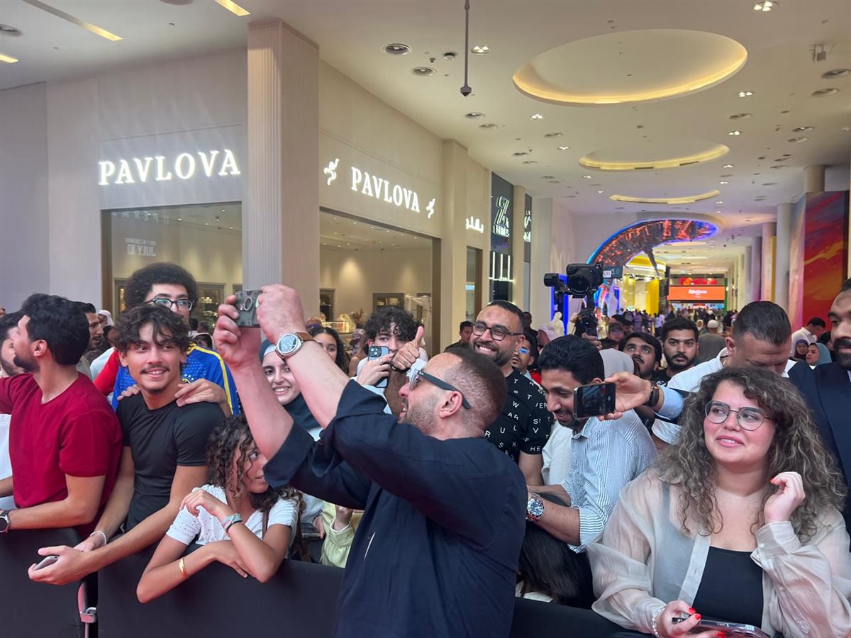 الجمهور يلتف حول أحمد السقا في العرض الخاص لفيلم أحمد وأحمد