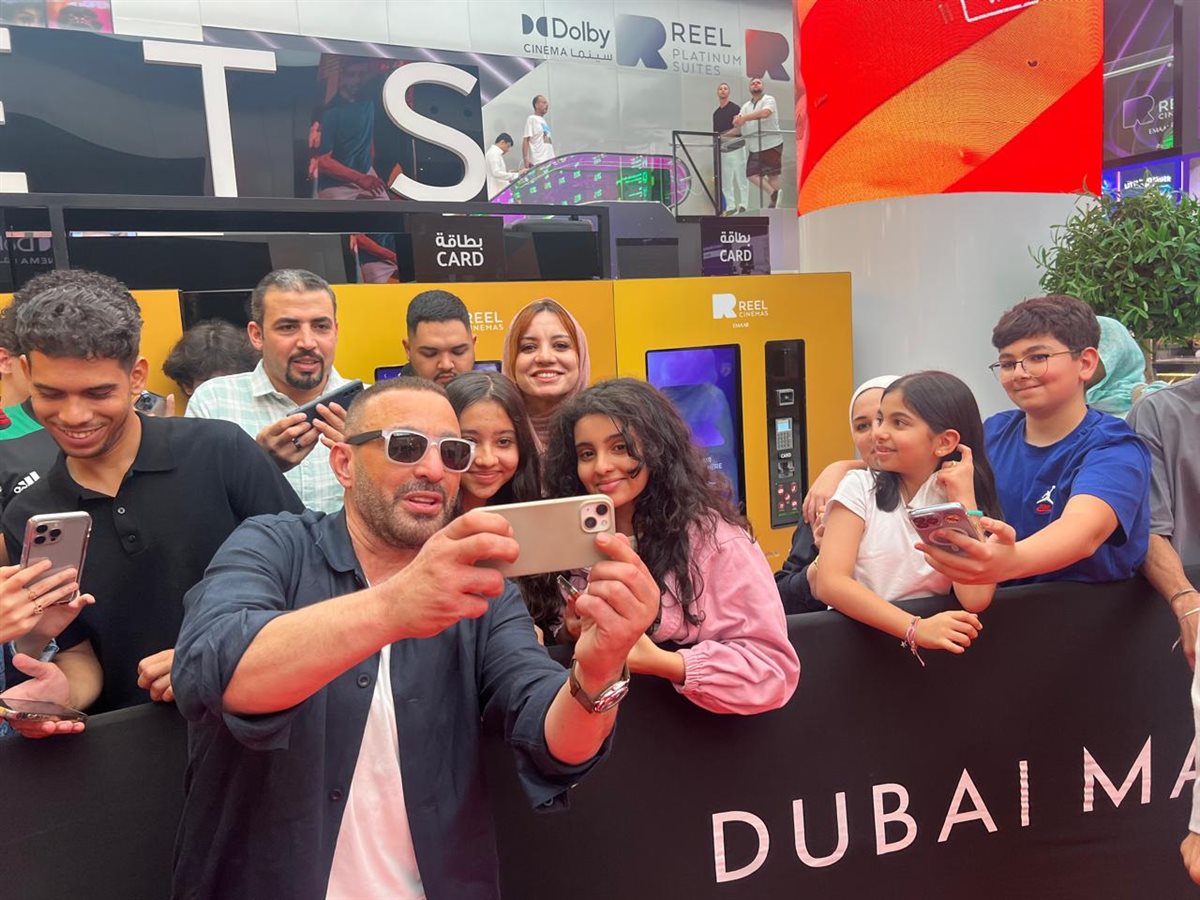 سيلفي أحمد السقا وجمهور في دبي