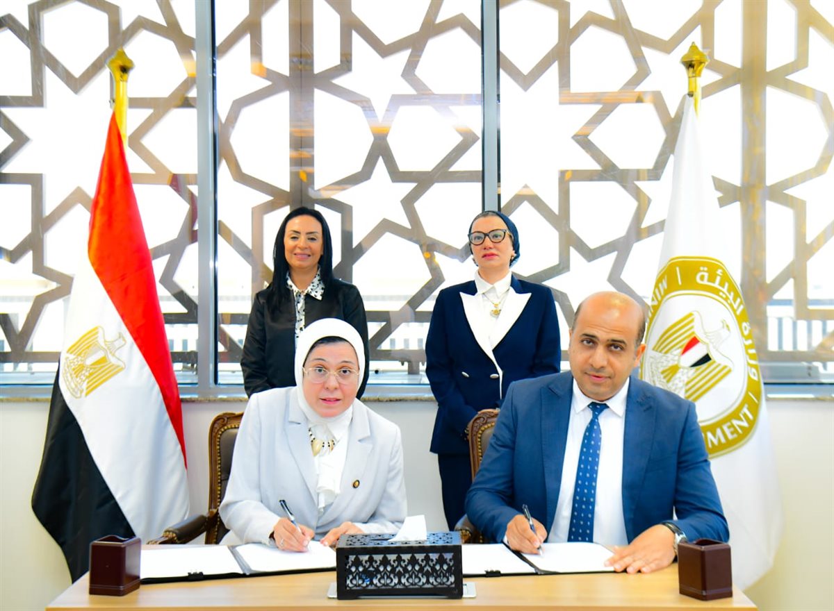 جانب من التوقيع