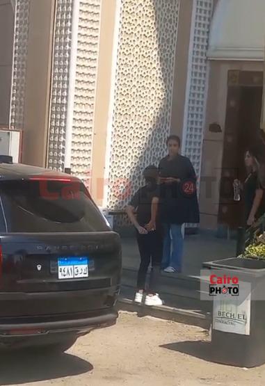 لقطات لـ روبي من وداع طليقها الراحل سامح عبد العزيز في مسجد الشرطة بالشيخ زايد