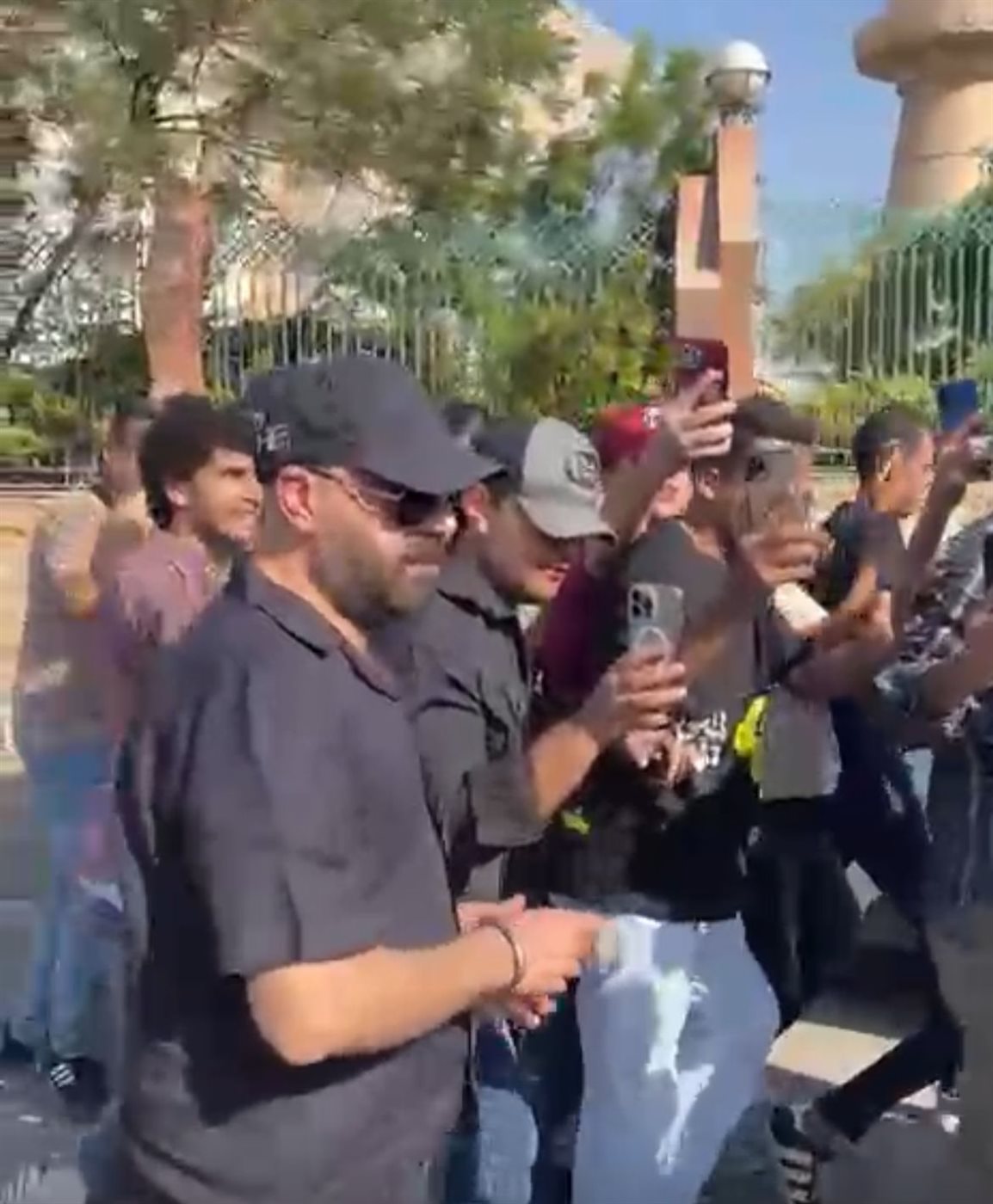 محمد سعد يشارك في جنازة سامح عبد العزيز لإلقاء نظرة الوداع على رفيق الرحلة