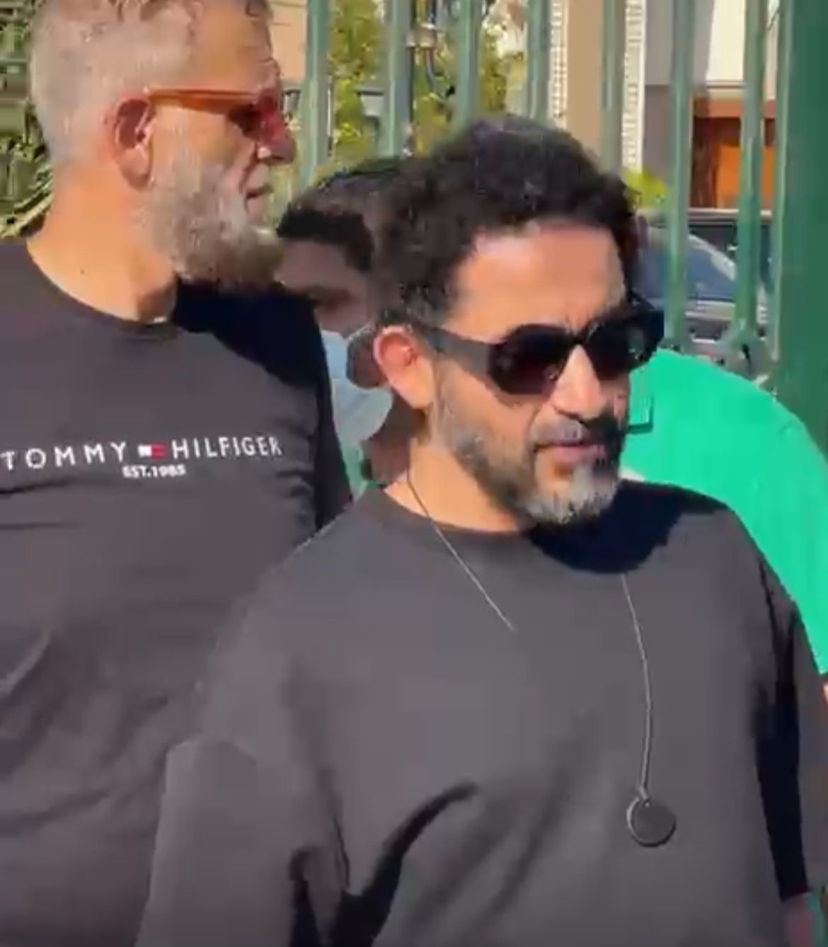 الصدمة تسيطر على أحمد حلمي في جنازة صديقه المخرج سامح عبد العزيز