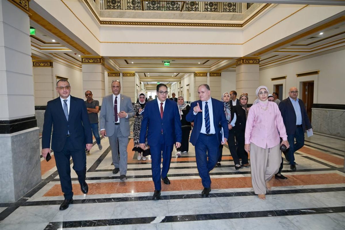 جولة رئيس جامعة القاهرة بالجامعة الأهلية