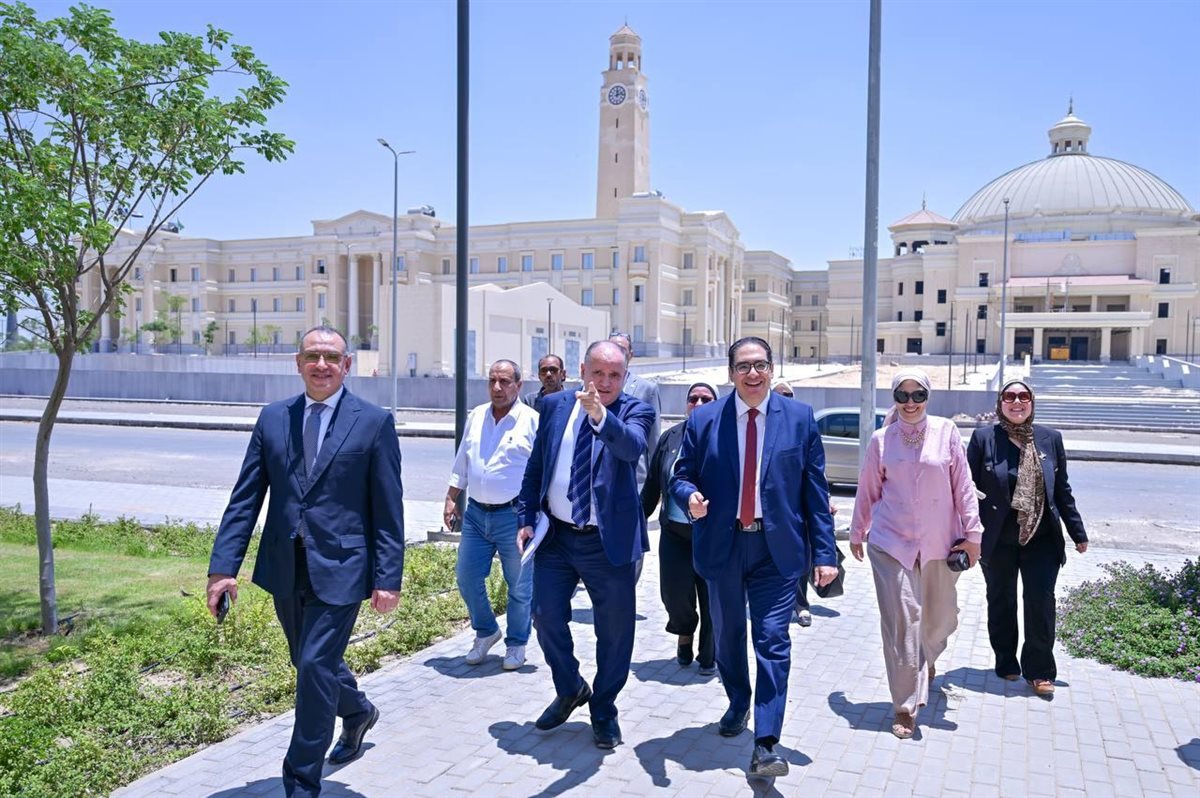 جولة رئيس جامعة القاهرة بالجامعة الأهلية