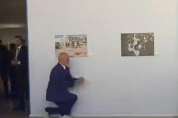 رئيس الوزراء الألباني يجثو على ركبتيه أمام رئيسة الوزراء الإيطالية