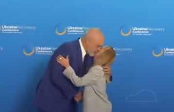 رئيس الوزراء الألباني يجثو على ركبتيه أمام رئيسة الوزراء الإيطالية