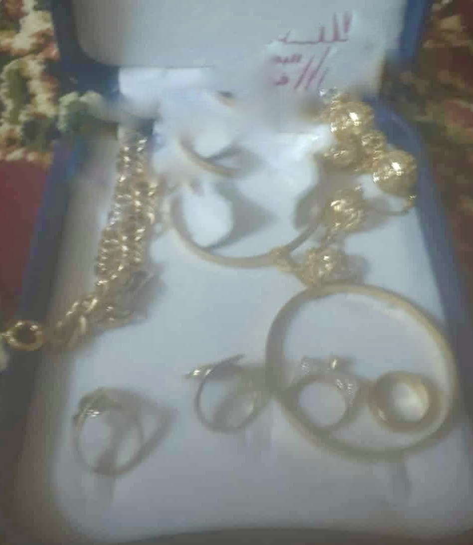 المشغولات الذهبية التى أعادها الشاب الأمين