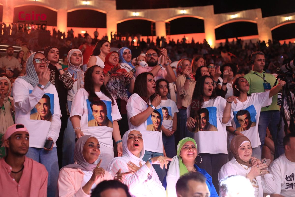 <strong>إيهاب توفيق يتألق في افتتاح مهرجان المسرح الروماني</strong>