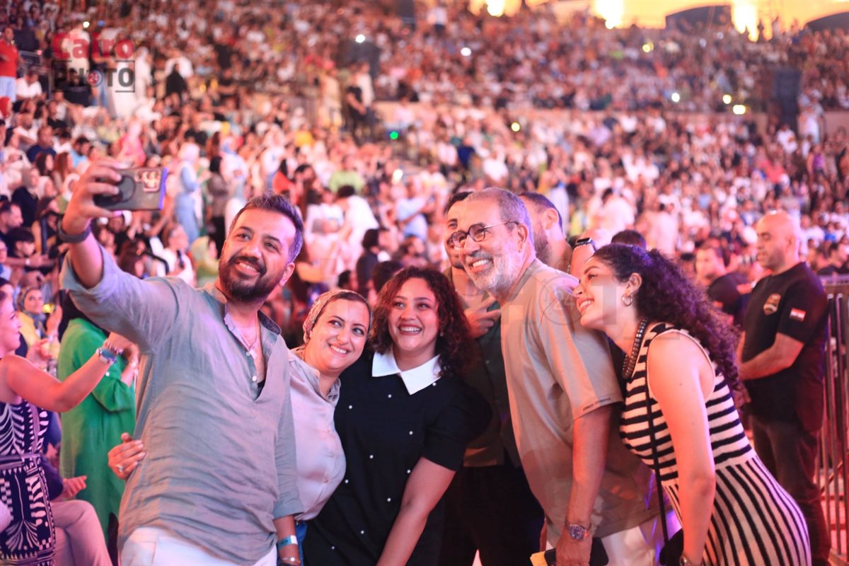 <strong>إيهاب توفيق يتألق في افتتاح مهرجان المسرح الروماني</strong>