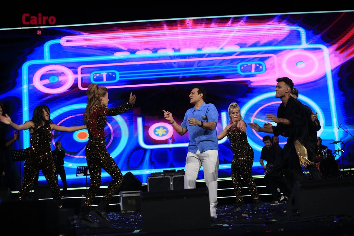 <strong>إيهاب توفيق يتألق في افتتاح مهرجان المسرح الروماني</strong>