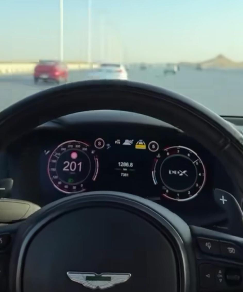 عداد سرعة سيارة البلوجر وهو يسجل تجاوز السرعة القانونية