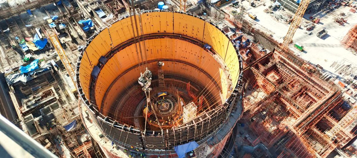 تركيب المستوى الثالث من وعاء الاحتواء الداخلي لمبنى المفاعل بمحطة الضبعة النووية