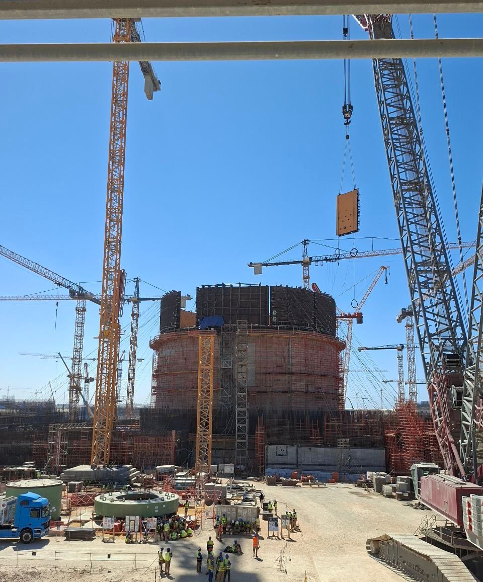 تركيب المستوى الثالث من وعاء الاحتواء الداخلي لمبنى المفاعل بمحطة الضبعة النووية