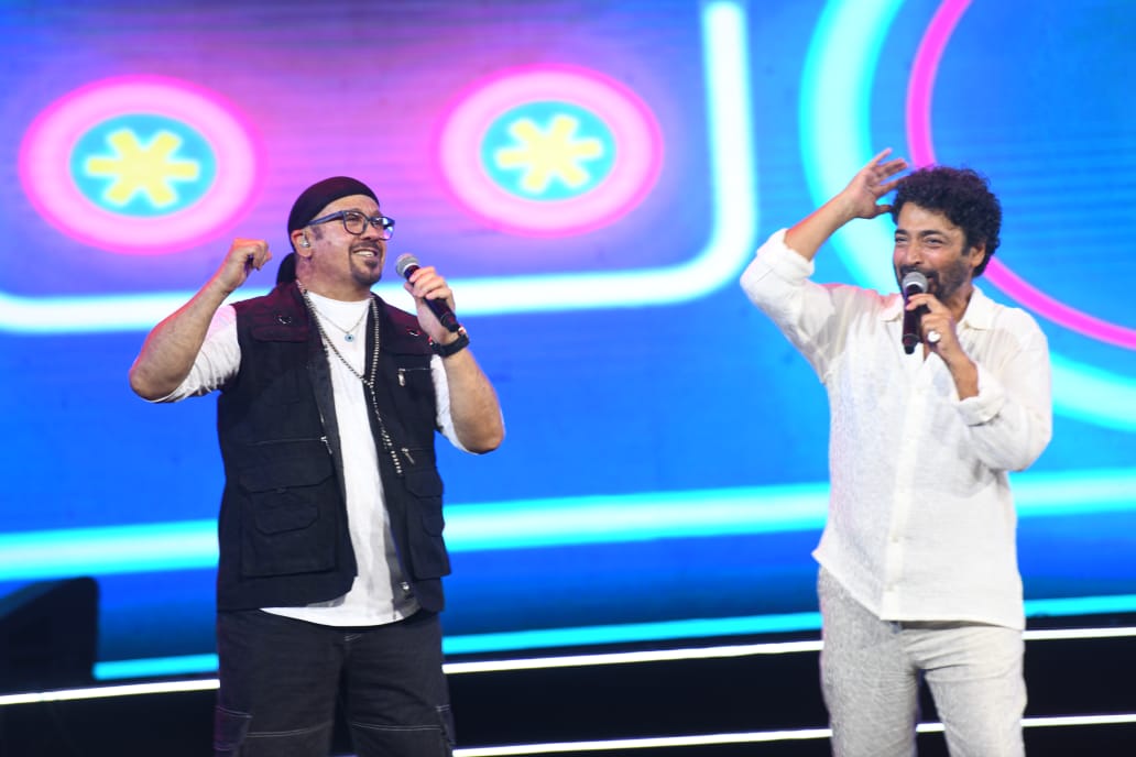 برعاية القاهرة 24.. وليد منصور يعيد للمسرح الروماني قوته بحفل استثنائي كامل العدد لنجوم التسعينيات