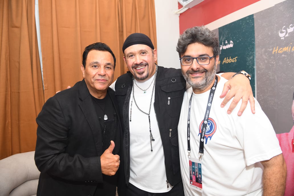 برعاية القاهرة 24.. وليد منصور يعيد للمسرح الروماني قوته بحفل استثنائي كامل العدد لنجوم التسعينيات