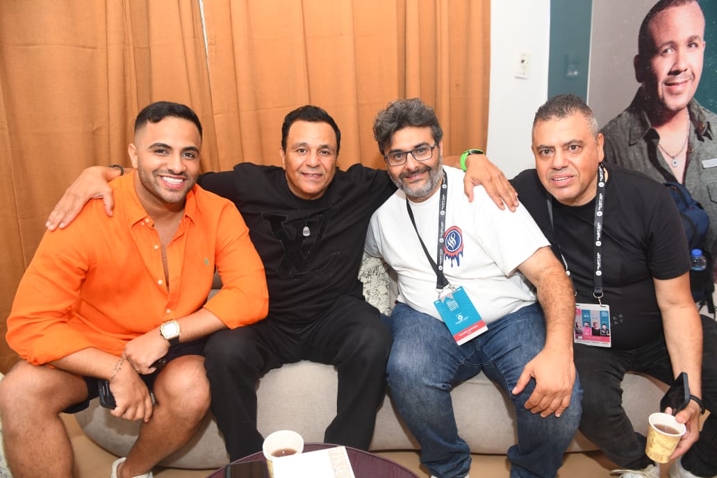 برعاية القاهرة 24.. وليد منصور يعيد للمسرح الروماني قوته بحفل استثنائي كامل العدد لنجوم التسعينيات