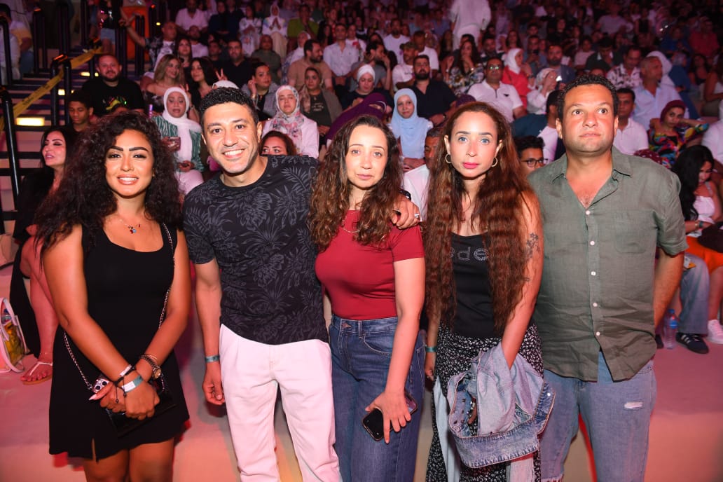 برعاية القاهرة 24.. وليد منصور يعيد للمسرح الروماني قوته بحفل استثنائي كامل العدد لنجوم التسعينيات