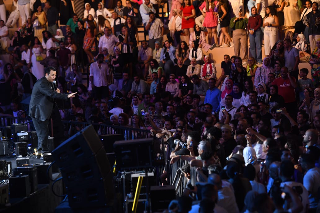 برعاية القاهرة 24.. وليد منصور يعيد للمسرح الروماني قوته بحفل استثنائي كامل العدد لنجوم التسعينيات