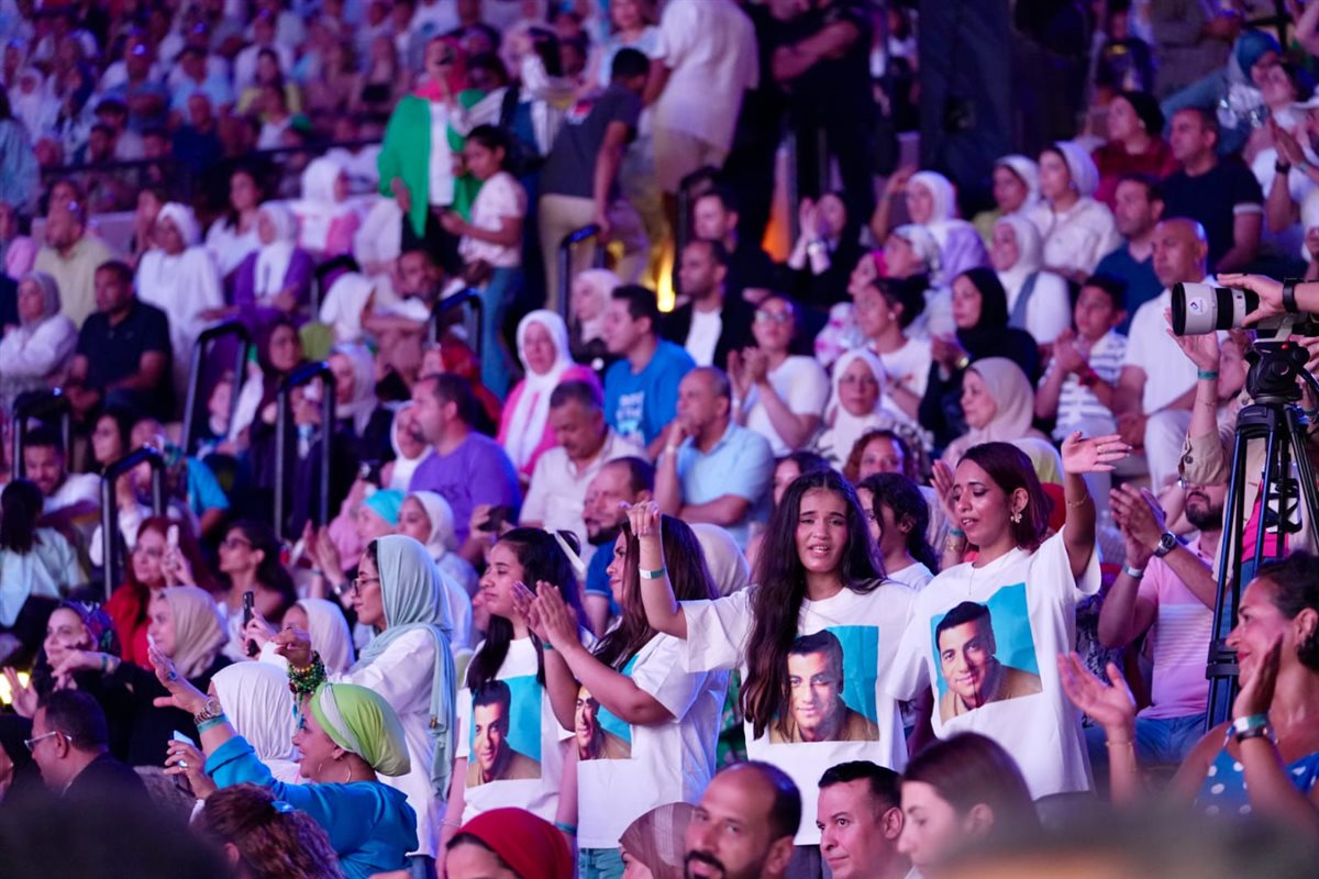 برعاية القاهرة 24.. وليد منصور يعيد للمسرح الروماني قوته بحفل استثنائي كامل العدد لنجوم التسعينيات