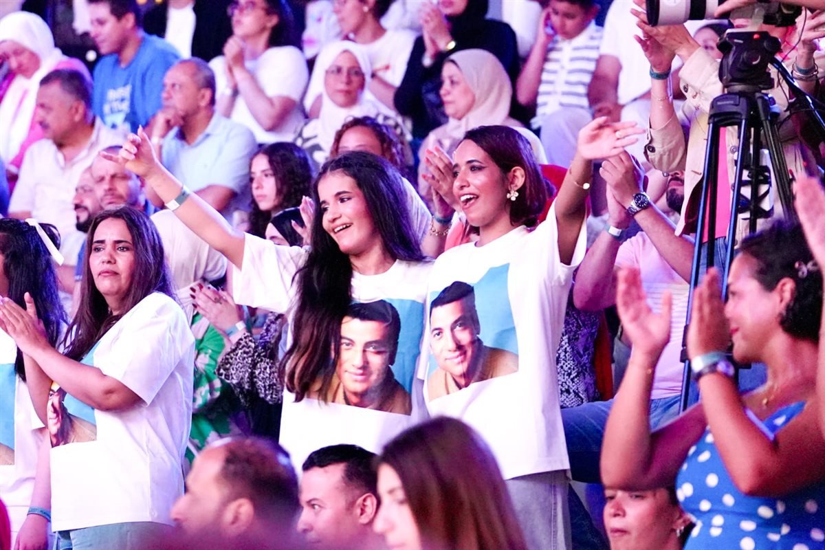 برعاية القاهرة 24.. وليد منصور يعيد للمسرح الروماني قوته بحفل استثنائي كامل العدد لنجوم التسعينيات