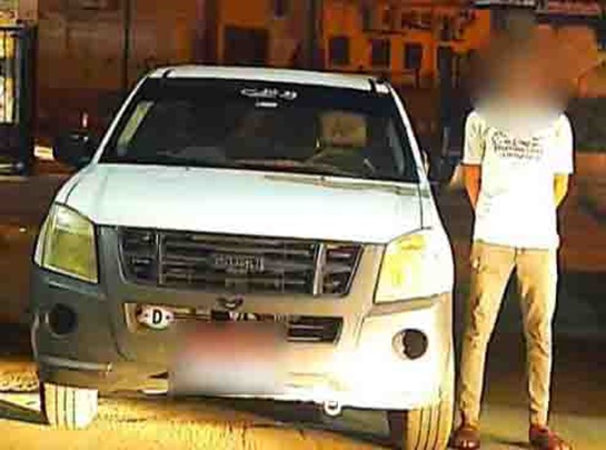 المتهم والسيارة المضبوطة 