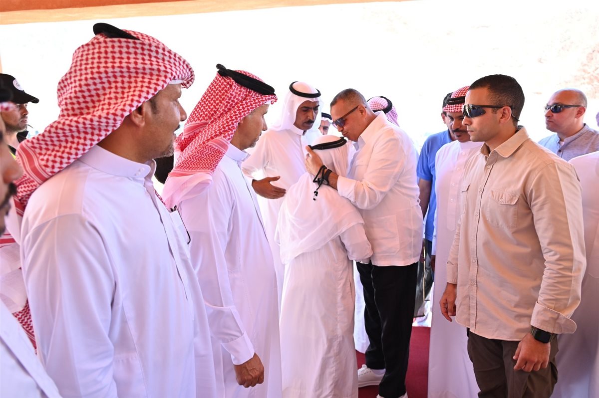 محافظ جنوب سيناء يلتقى مشايخ البدو بوادى مجيرح بدهب