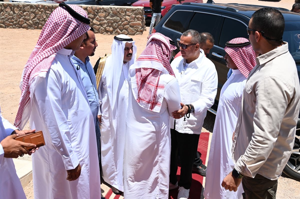 محافظ جنوب سيناء يلتقى مشايخ البدو بوادى مجيرح بدهب
