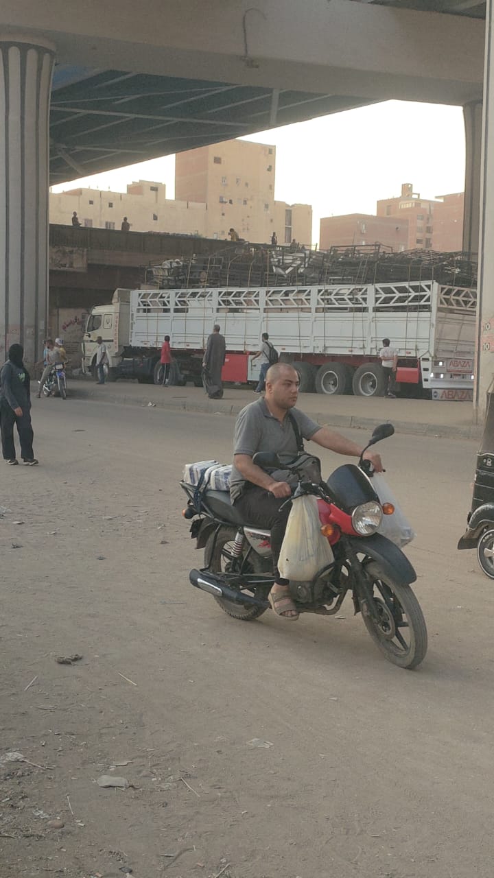 سيارة تريلا محملة بحمولة زائدة تسبب في شلل مرورى أسفل دائري البراجيل