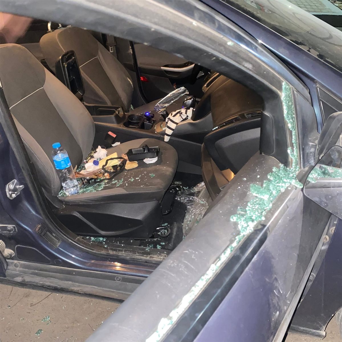 سيارات محطمة بالأقصر أمام أحد قاعات الافراح