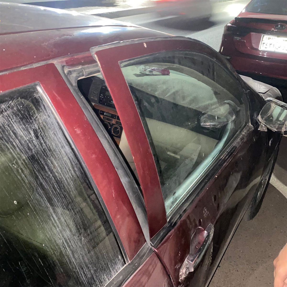 سيارات محطمة بالأقصر أمام أحد قاعات الافراح