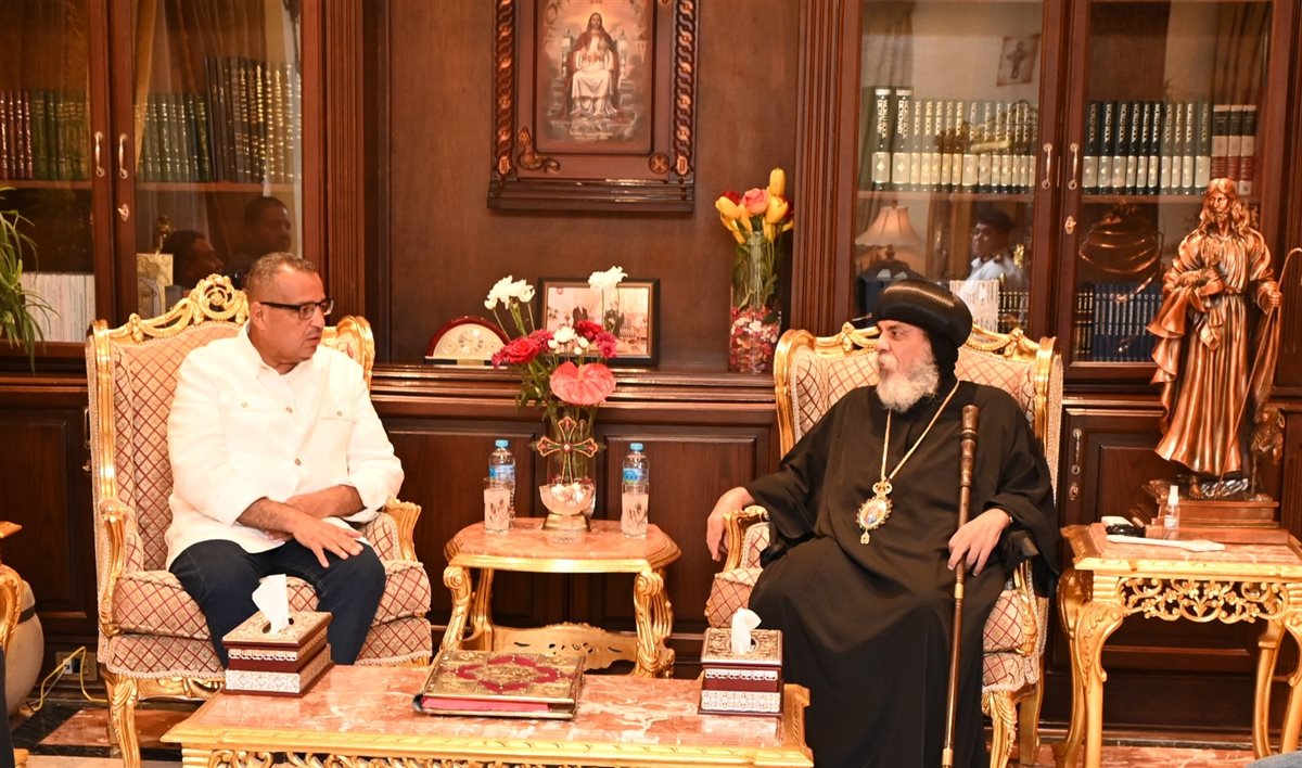 محافظ جنوب سيناء يلتقي الأنبا أبوللو بكنيسة السمائيين